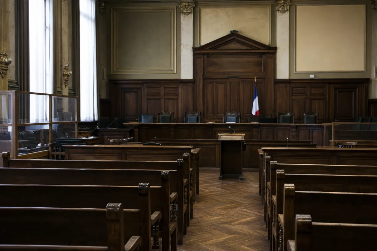 Salle d&rsquo;audience vide d&rsquo;un tribunal français, ambiance sobre et solennelle